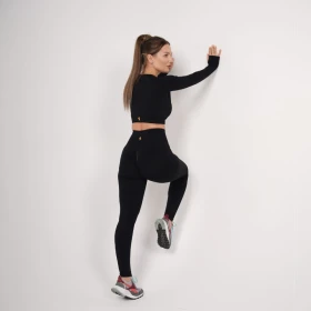 طقم رياضي من بلاك نايت - بلوزة وبنطال ضيق