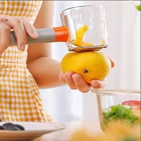 مقشرة الفواكه مع كوب